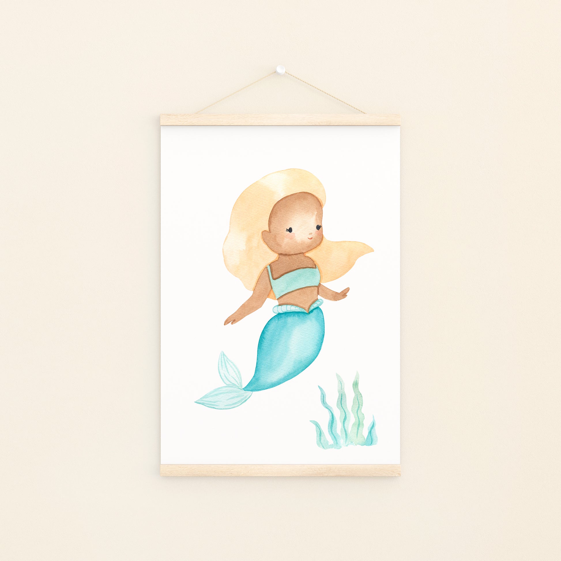 Poster Meerjungfrau blond A3 & A4 zeigt eine aquarellierte Meerjungfrau, ideal als Kinderzimmerdeko oder Geschenk. Gedruckt auf hochwertigem, mattem 300g Naturpapier.