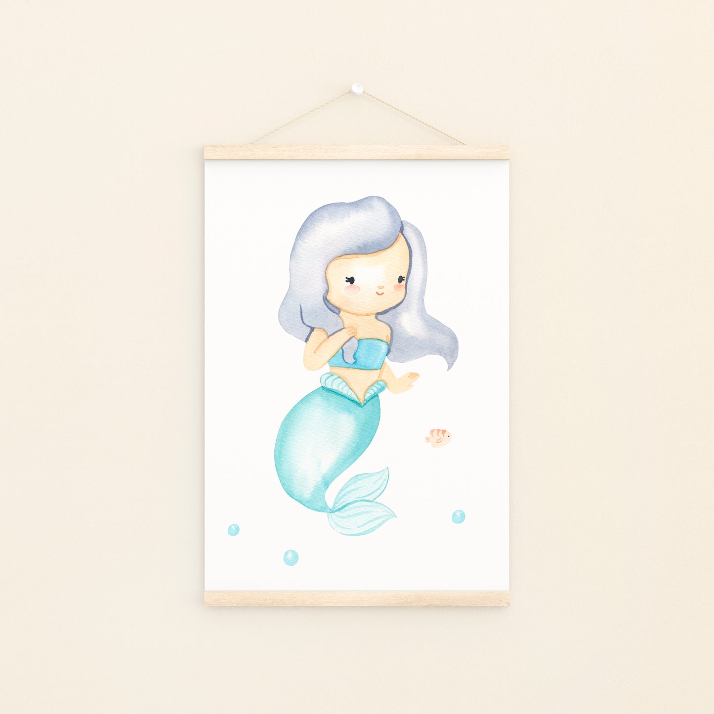 Poster Meerjungfrau & Fisch A3 & A4 zeigt eine bezaubernde Illustration einer Meerjungfrau in Aquarell, ideal als Kinderzimmerdeko auf hochwertigem, stabilem Naturpapier.