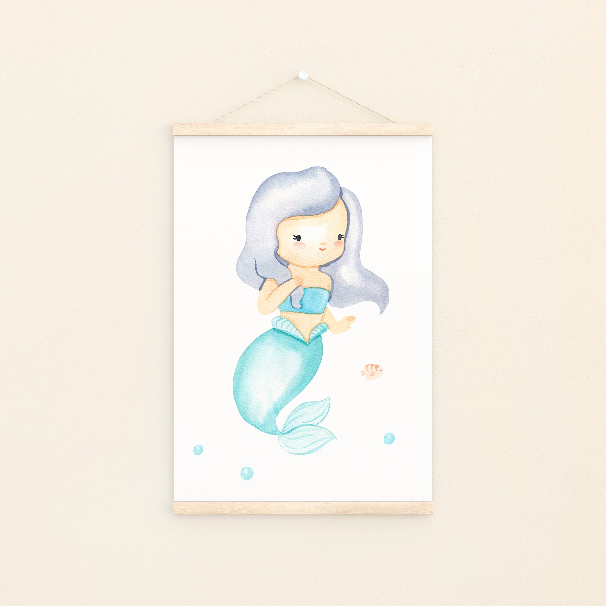 Poster Meerjungfrau & Fisch A3 & A4 zeigt eine bezaubernde Illustration einer Meerjungfrau in Aquarell, ideal als Kinderzimmerdeko auf hochwertigem, stabilem Naturpapier.