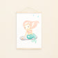 Poster Meerjungfrau & Perle A3 & A4: Eine bezaubernde Aquarellillustration einer Meerjungfrau auf einem Surfbrett, ideal für Kinderzimmerdekoration oder als Geschenk.
