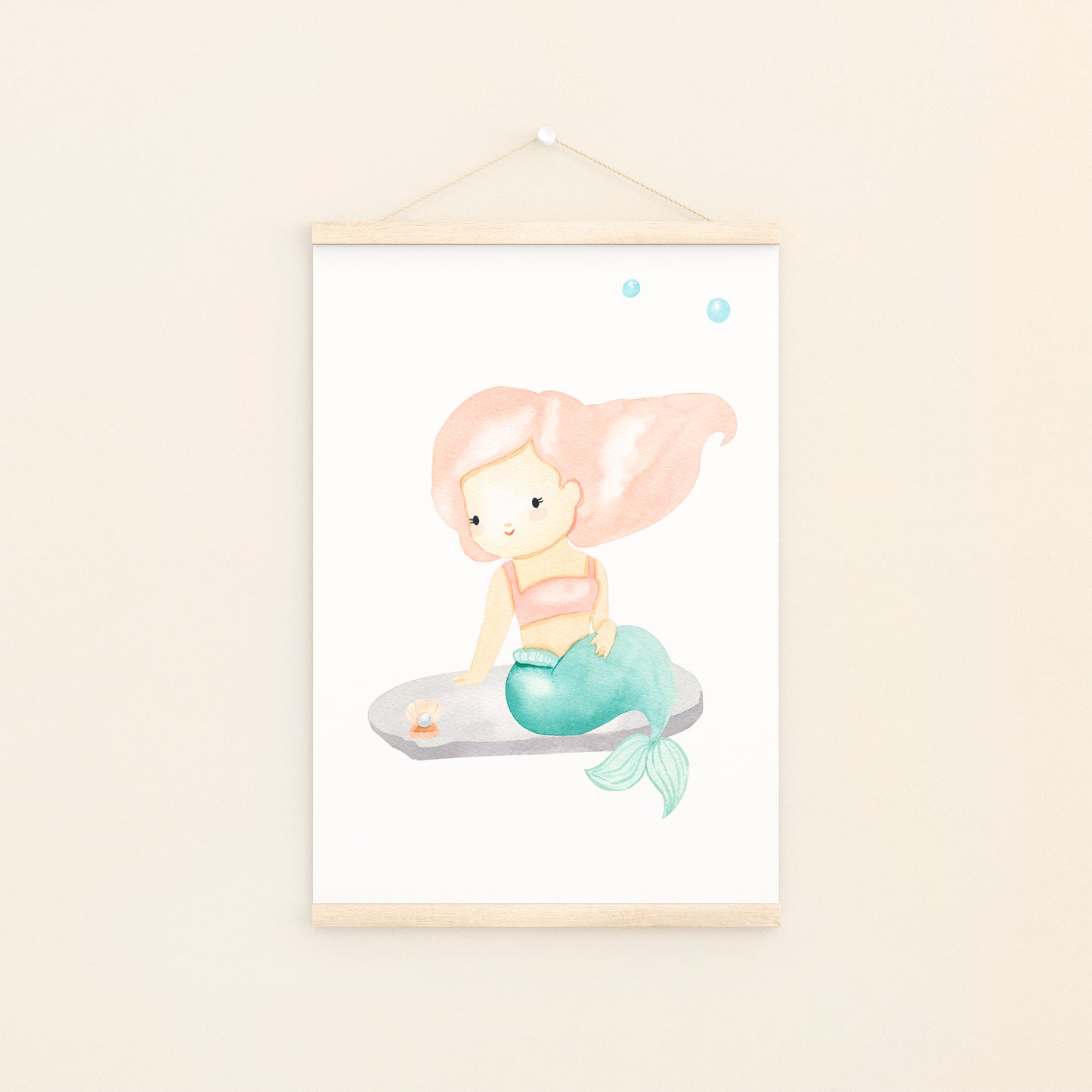 Poster Meerjungfrau & Perle A3 & A4: Eine bezaubernde Aquarellillustration einer Meerjungfrau auf einem Surfbrett, ideal für Kinderzimmerdekoration oder als Geschenk.