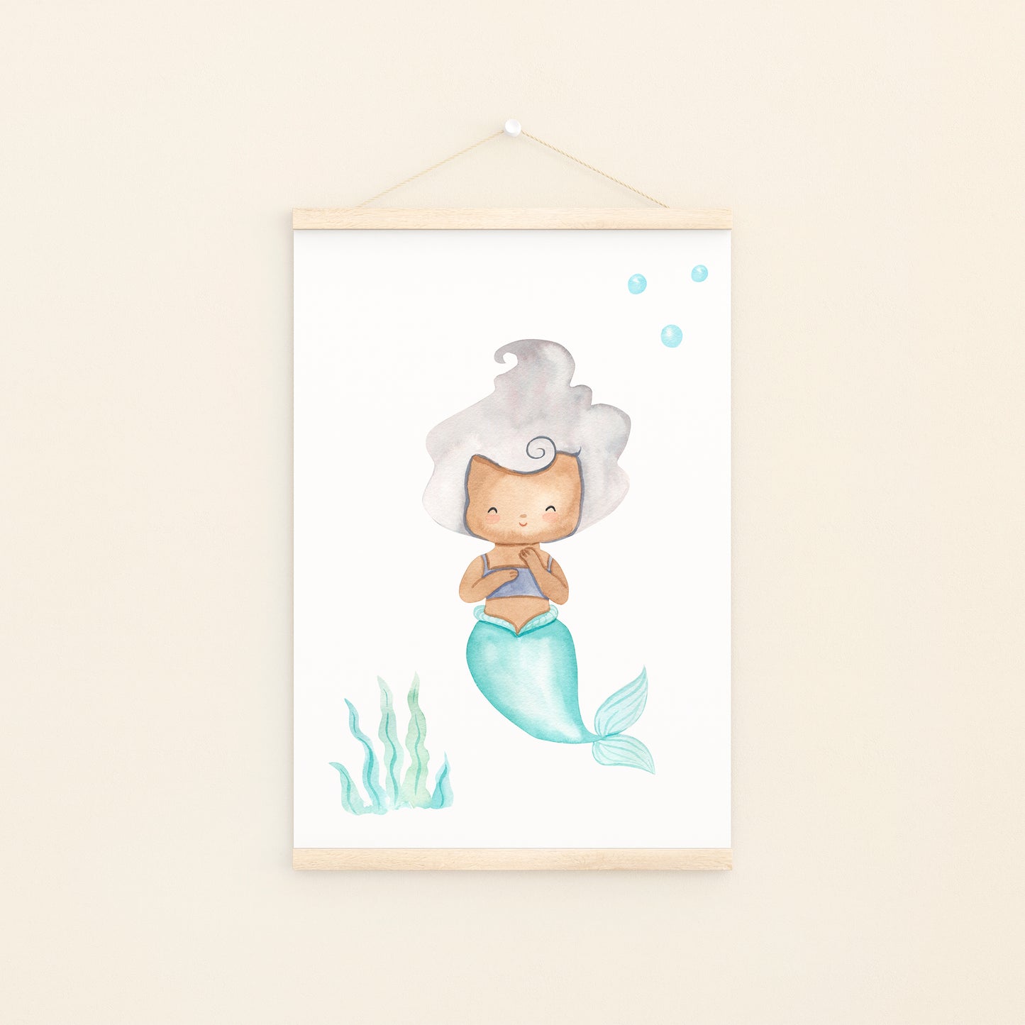 Poster Meerjungfrau silber A3 & A4 zeigt eine bezaubernde Aquarell-Meerjungfrau, ideal für Kinderzimmerdeko. Gedruckt auf hochwertigem 300g Naturpapier, erhältlich in A4 und A3.