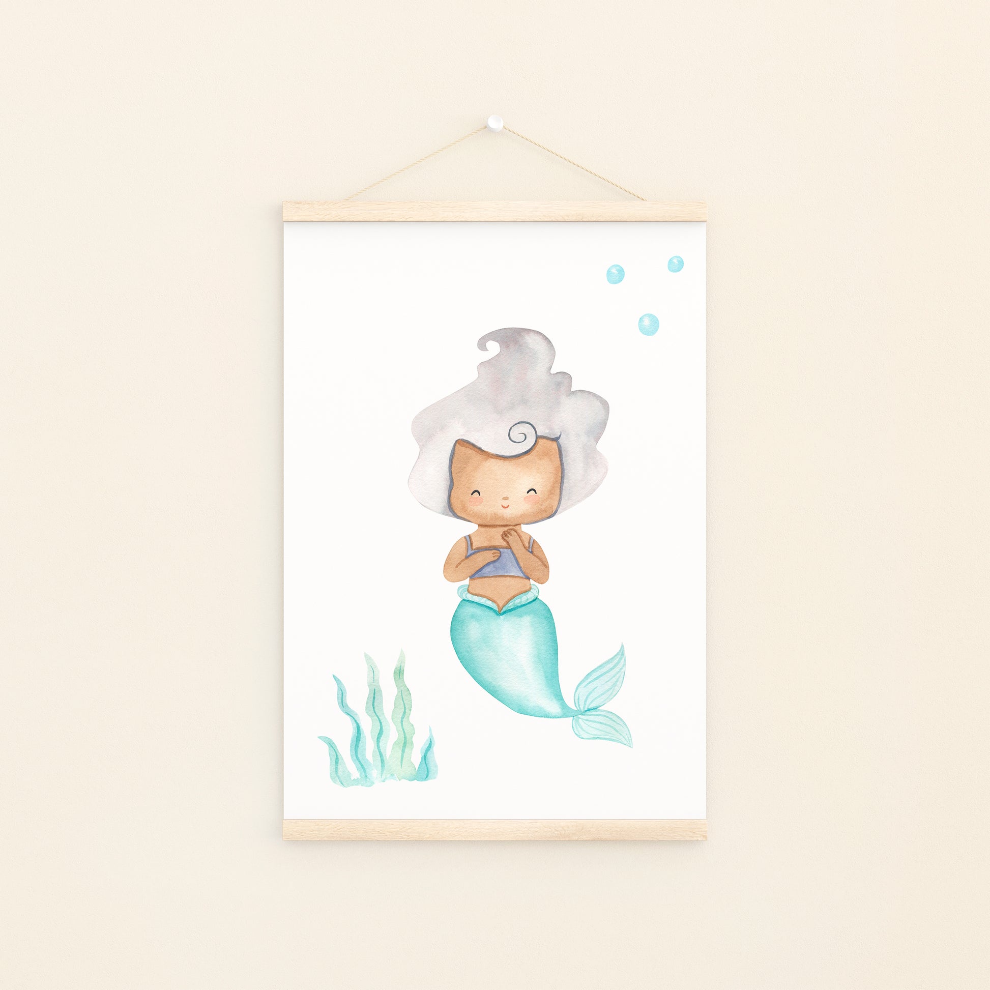 Poster Meerjungfrau silber A3 & A4 zeigt eine bezaubernde Aquarell-Meerjungfrau, ideal für Kinderzimmerdeko. Gedruckt auf hochwertigem 300g Naturpapier, erhältlich in A4 und A3.