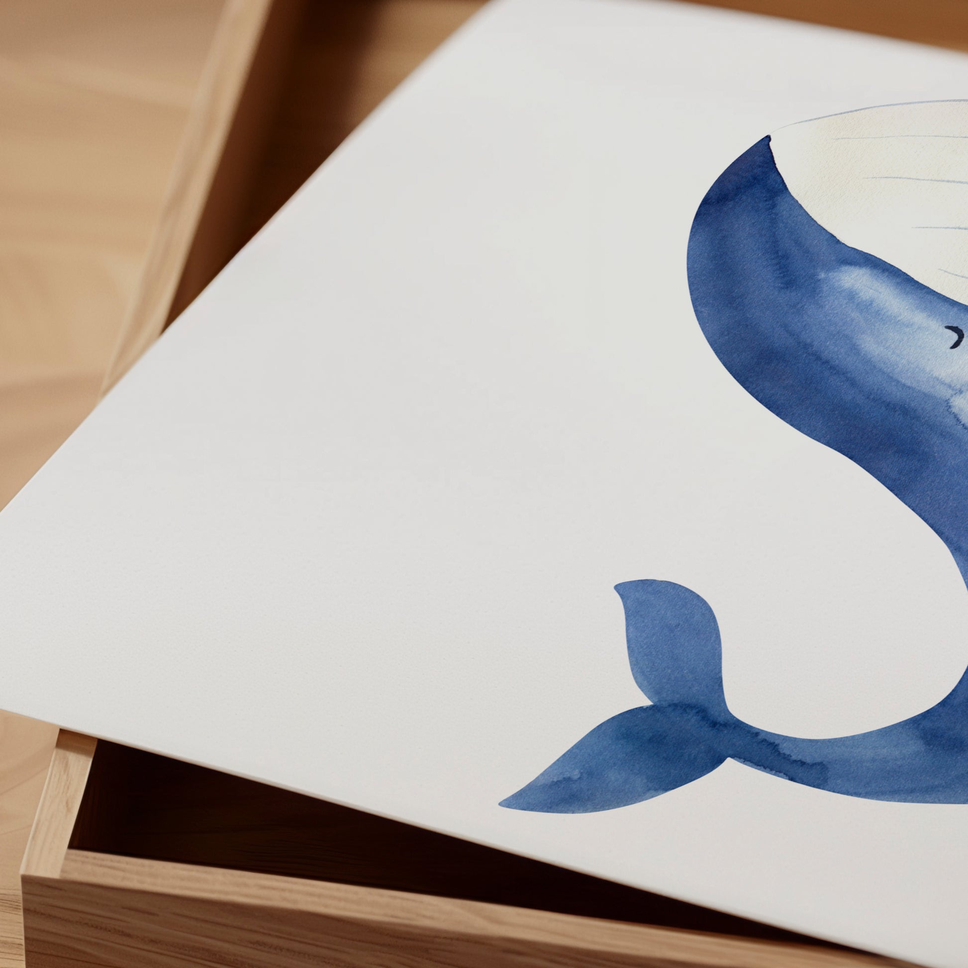 Poster Wal A4 & A3 zeigt einen handgemalten Aquarell Wal auf weißem Hintergrund, ideal als Kinderzimmerdeko und Geschenk. Gedruckt auf hochwertigem, mattem 300g Naturpapier. Nahaufnahme