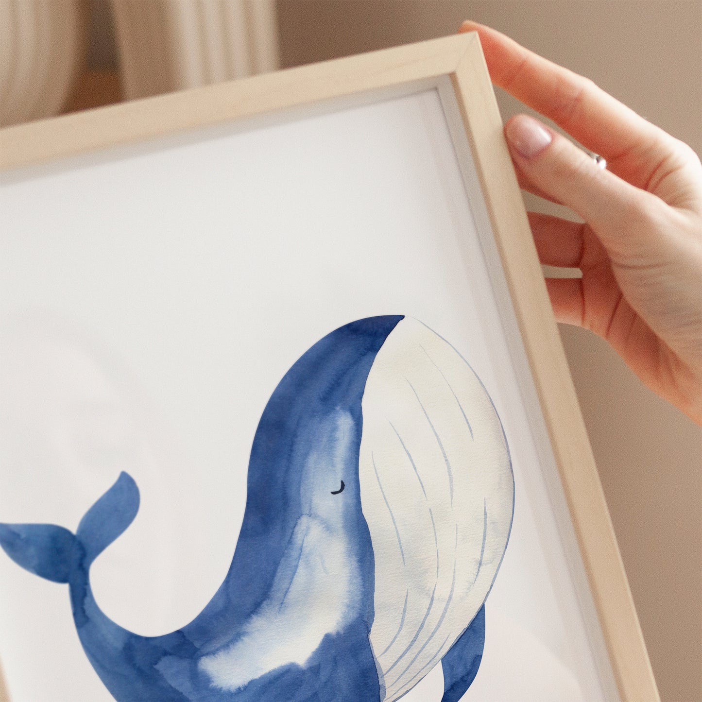 Person hält Poster Wal A4 & A3 zeigt einen handgemalten Aquarell Wal auf weißem Hintergrund, ideal als Kinderzimmerdeko und Geschenk. Gedruckt auf hochwertigem, mattem 300g Naturpapier.
