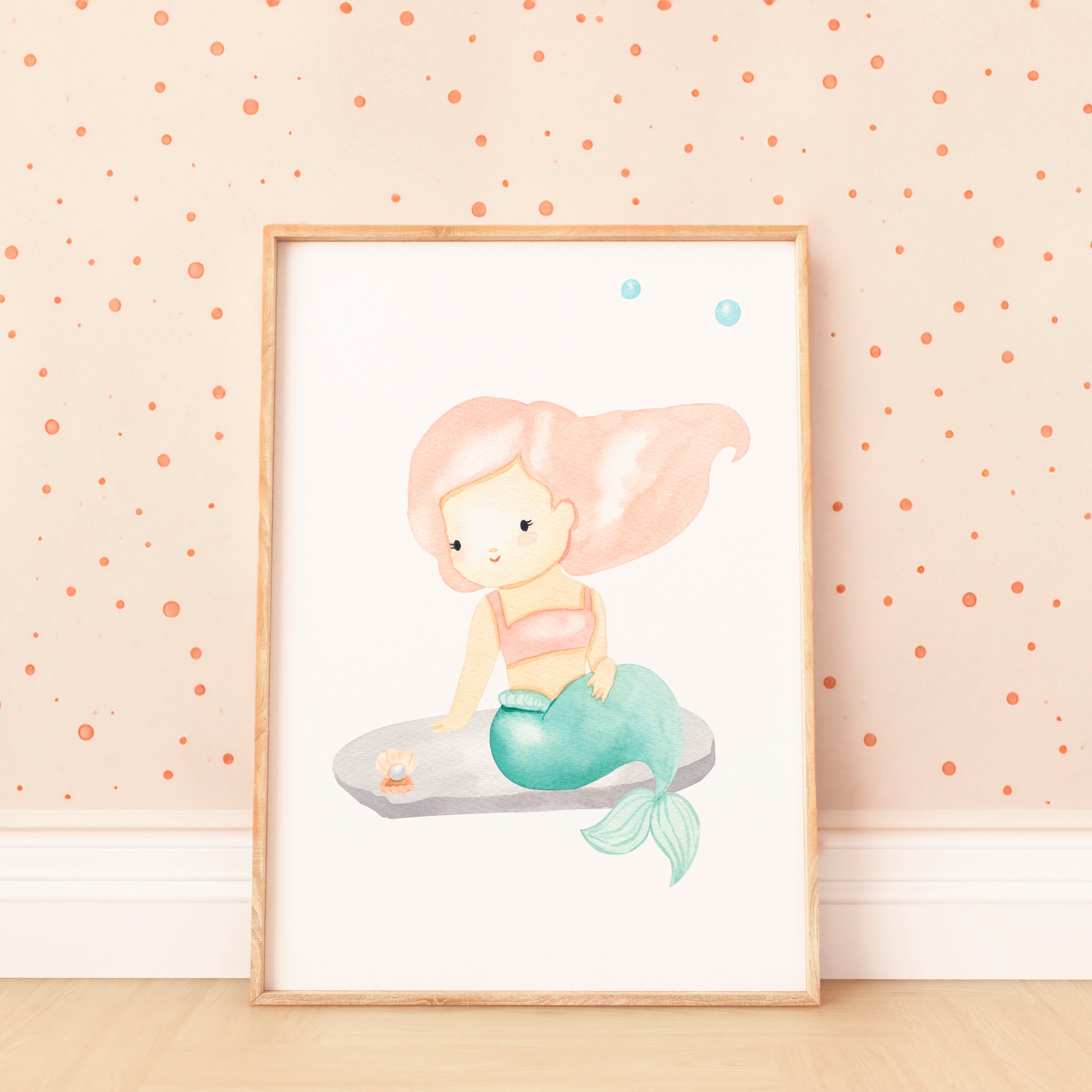 Poster Meerjungfrau & Perle A3 & A4 zeigt ein Aquarell einer Meerjungfrau auf einem Felsen, perfekt als Kinderzimmerdeko oder Geschenk.