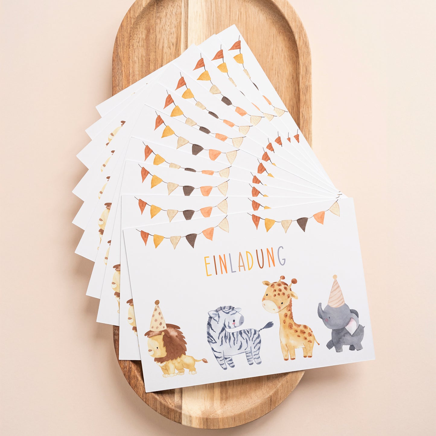 Einladung Kindergeburtstag Tiere A6: Stapel Einladungskarten mit Tierparade und EINLADUNG in verspielter Schrift, auf hochwertigem 300g Naturpapier, ideal für Kindergeburtstage.