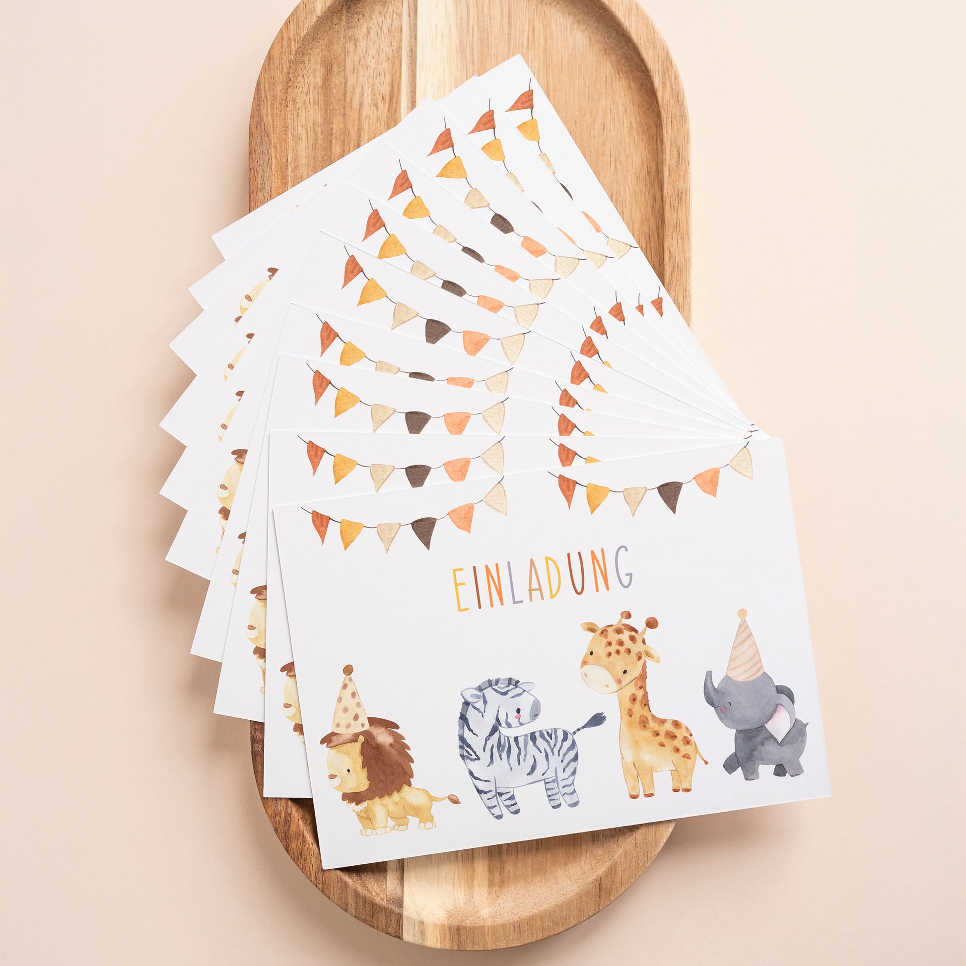 Einladung Kindergeburtstag Tiere A6: Stapel Einladungskarten mit Tierparade und EINLADUNG in verspielter Schrift, auf hochwertigem 300g Naturpapier, ideal für Kindergeburtstage.