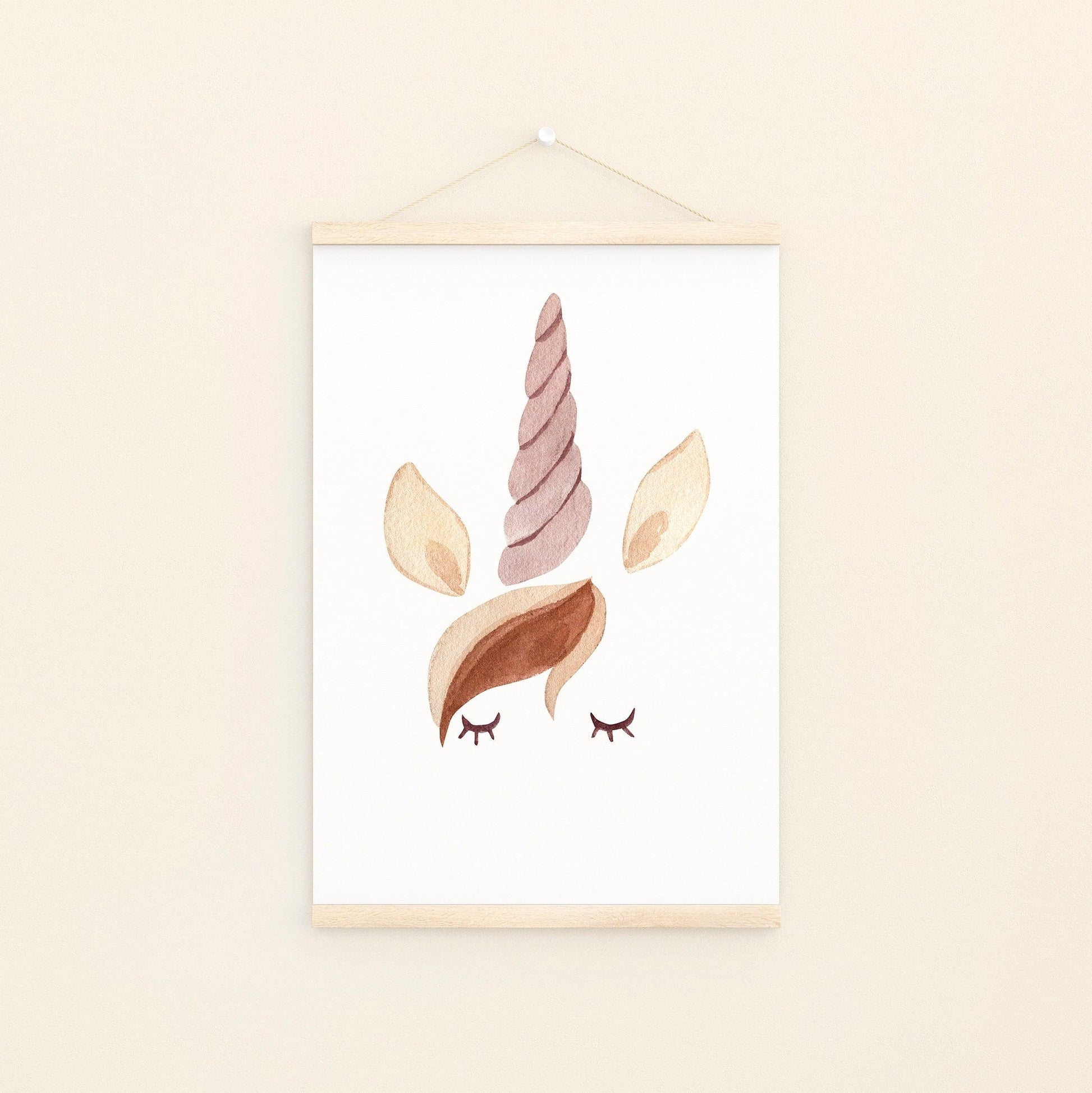 Poster Einhorn Silhouette A4 & A3: Handgemaltes Poster mit Einhorn-Silhouette, ideal für Kinderzimmerdekoration. Gedruckt auf hochwertigem 300g Naturpapier, erhältlich in DIN A4 und A3.
