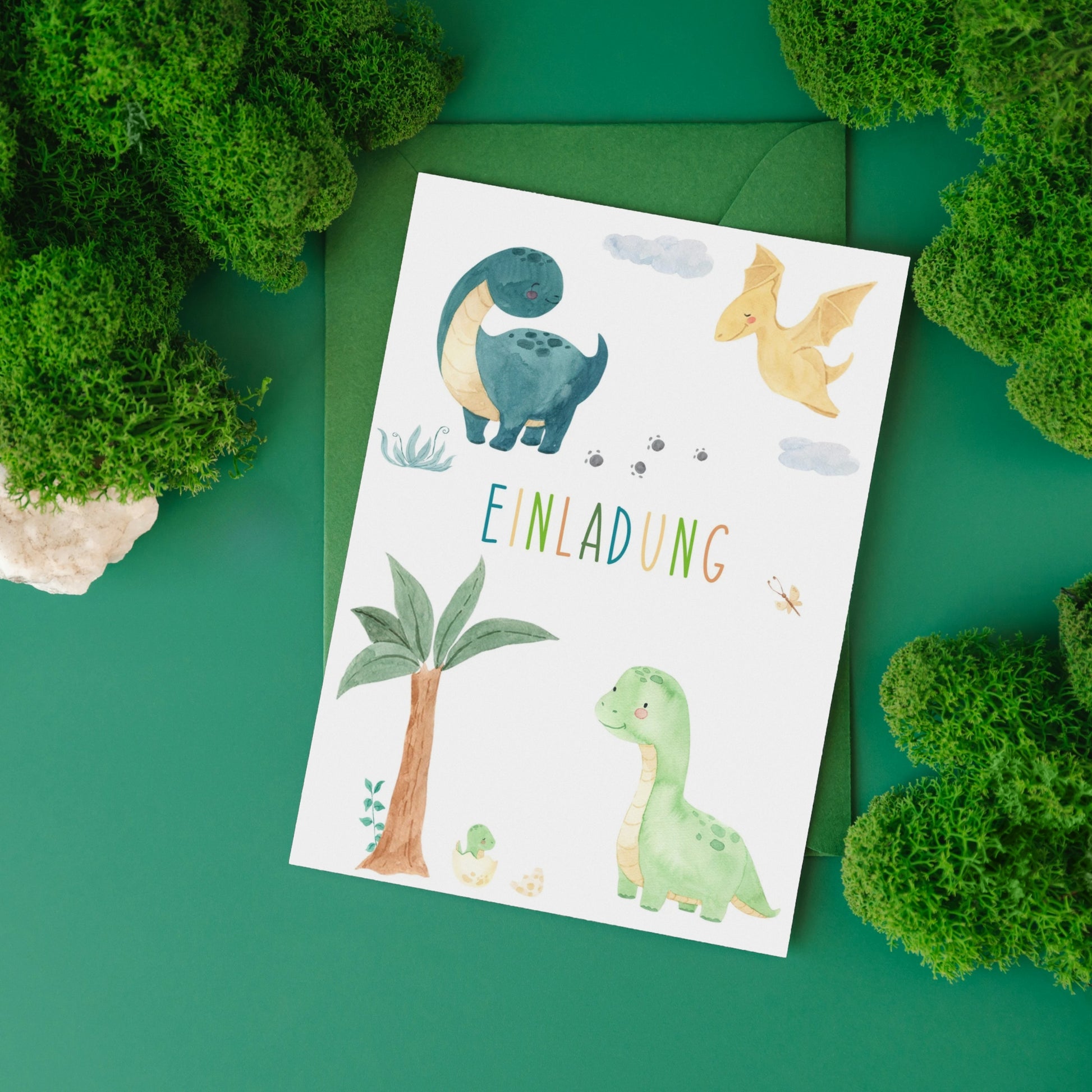 Einladung Kindergeburtstag Dinosaurier A6 zeigt eine Karte mit Dinosaurier-Motiven und Pflanzen, ideal für Kinder, auf hochwertigem, mattem 300g Naturpapier gedruckt.