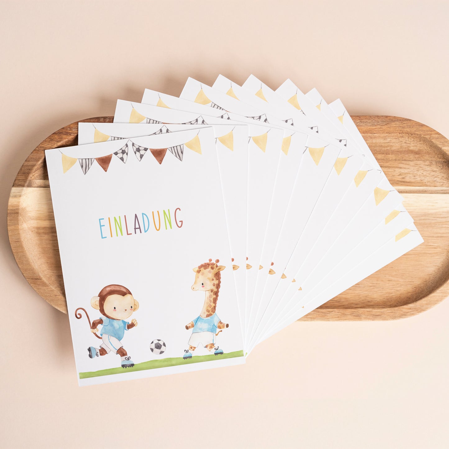 Einladung Kindergeburtstag Fußball A6: Kindergeburtstagseinladungen mit Fußball-Motiven, Affe und Giraffe in Trikots auf weißem Karton, einfach von Kindern auszufüllen.