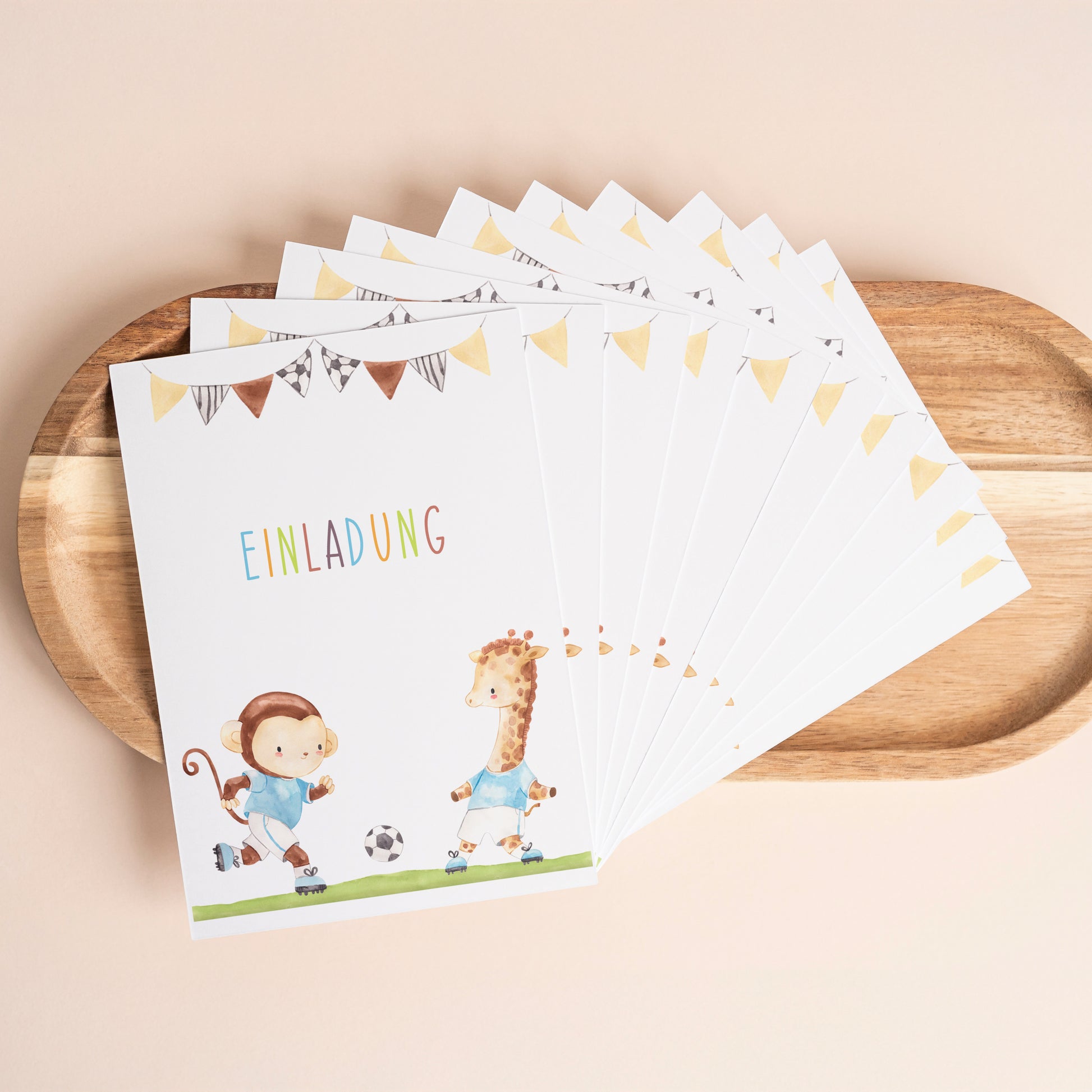 Einladung Kindergeburtstag Fußball A6: Kindergeburtstagseinladungen mit Fußball-Motiven, Affe und Giraffe in Trikots auf weißem Karton, einfach von Kindern auszufüllen.