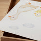 Poster Entenparade A4 & A3: Illustration einer Entenfamilie mit detaillierten Zeichnungen von Enten und Entenküken, perfekt als Kinderzimmerdekoration. Gedruckt auf hochwertigem, mattem Naturpapier. Nahaufnahme