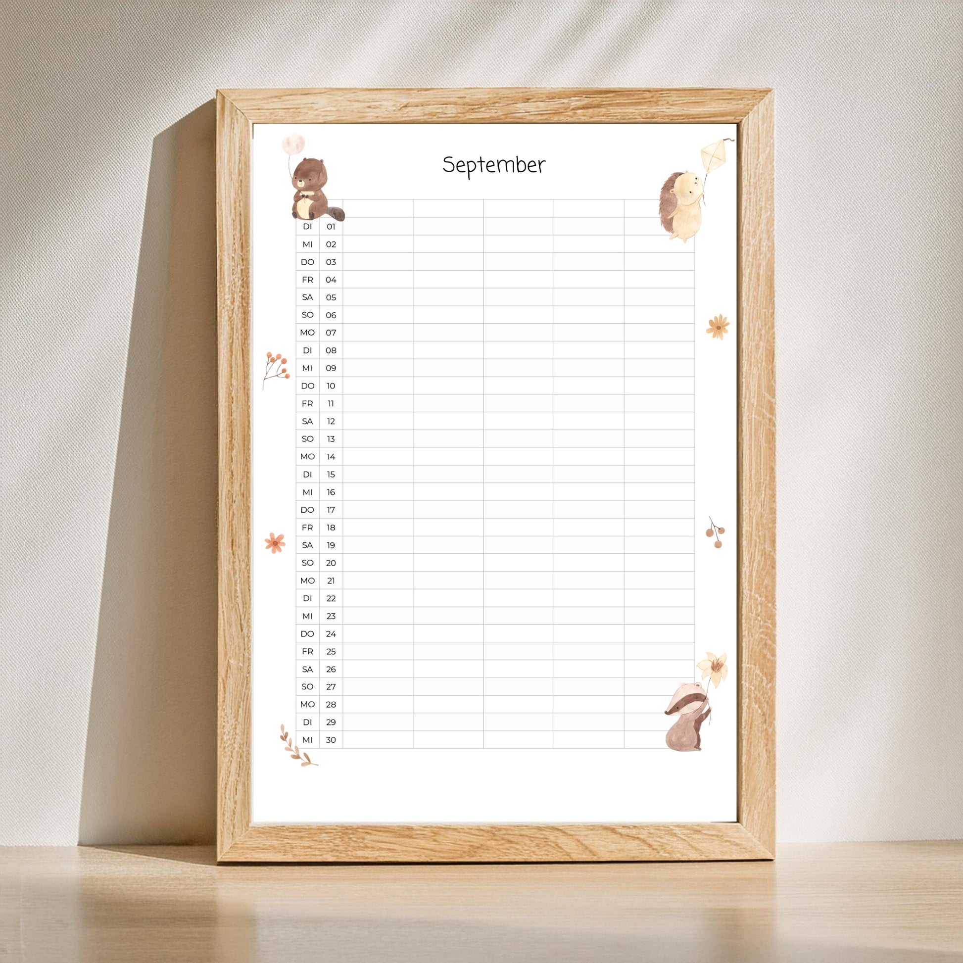 Familienkalender 2026 zum Ausdrucken 5 Spalten: Septemberkalender mit Waldtieren und Blumen, einfacher Raster für Termine, im Holzrahmen, deutsche Wochentagsabkürzungen.