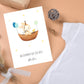 Personalisierte Geburtskarte Hase & Luftschiff A6 mit Wasserfarben-Hase im Boot, Partyhut, Küken, Ballons, und „Willkommen auf der Welt Matteo“-Schriftzug, neben Baby-Body und Geschenken.