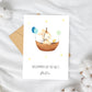 Personalisierte Geburtskarte Hase & Luftschiff A6 mit Aquarellhase im Boot, Luftballons und Sternen. Inklusive Willkommen auf der Welt und Namen Matteo.