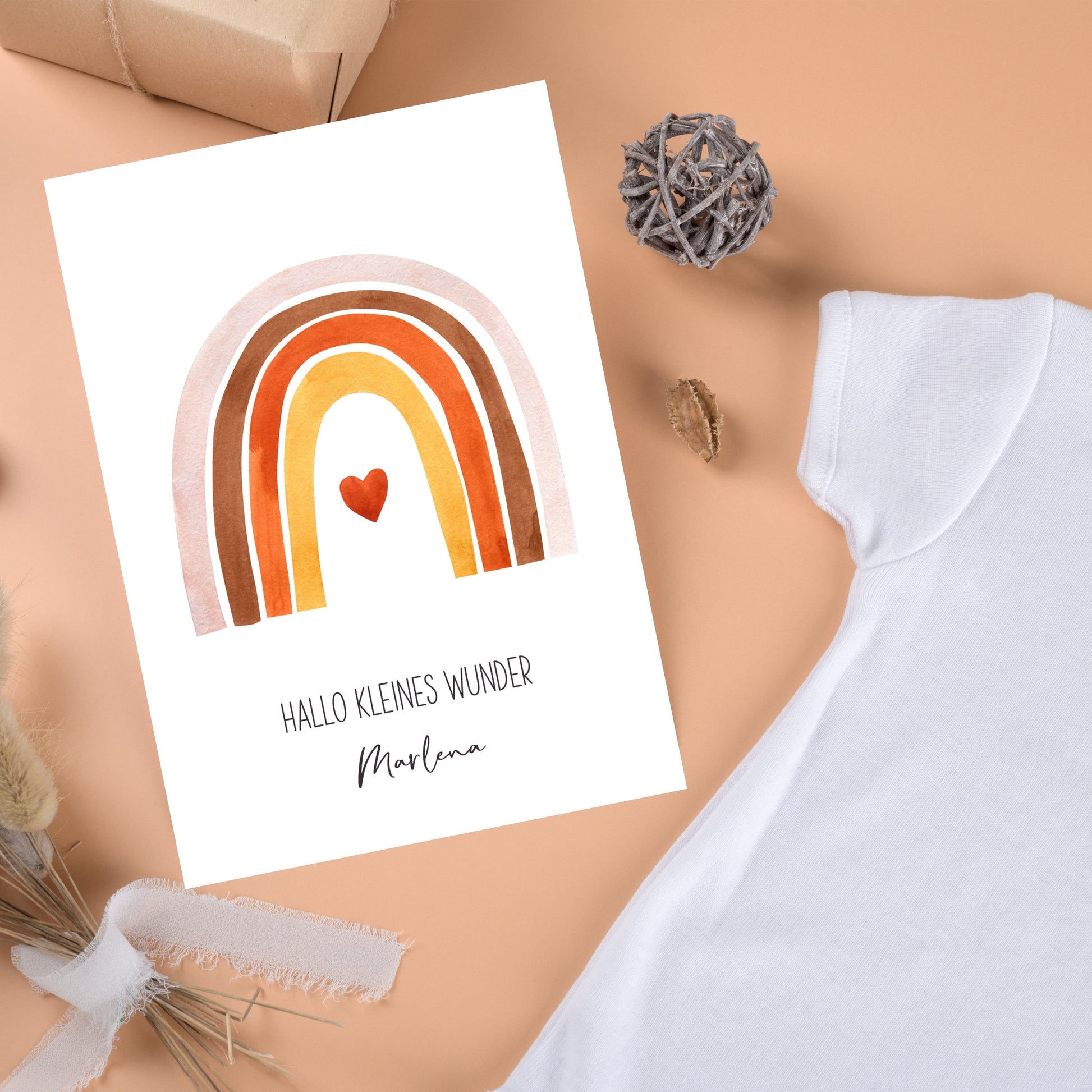 Personalisierte Geburtskarte Regenbogen & Herz A6, im Flatlay-Stil mit Babybody, Geschenk, Zweigkugel und Trockenblumen; ideal zur Geburt oder als Willkommensgruß.