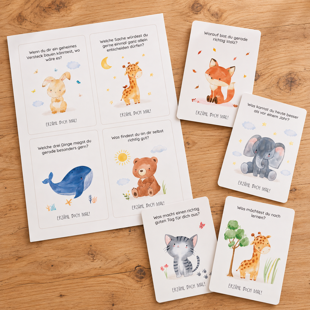 Gesprächskarten für Kinder als PDF zum Ausdrucken mit vier illustrierten Karten auf einem Holztisch