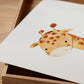 Posterset Safari mit Giraffe-Zeichnung auf Box; ideal für Kinderzimmerdeko. Erhältlich in A4 und A3, gedruckt auf stabilem 300g Naturpapier.