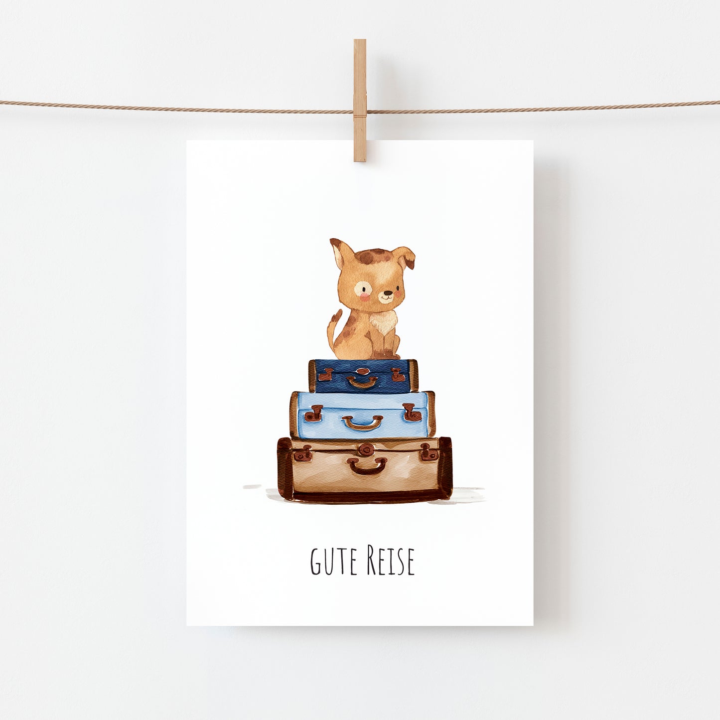 Postkarte Karte Gute Reise Hund A6: süßer, handgemalter Hund auf einem Stapel Koffer, Gute Reise Schriftzug. Gedruckt auf hochwertigem, stabilem 300g Naturpapier.