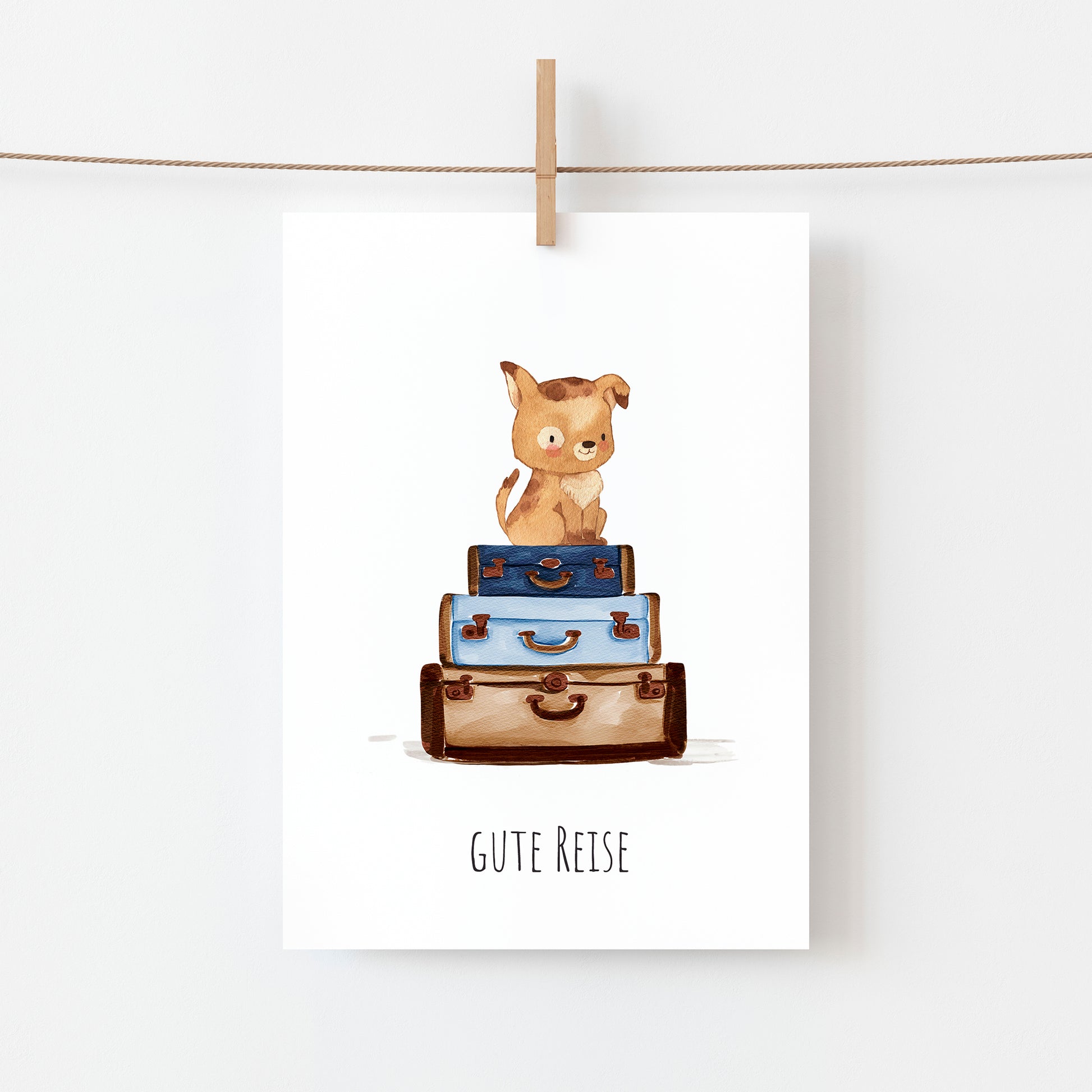 Postkarte Karte Gute Reise Hund A6: süßer, handgemalter Hund auf einem Stapel Koffer, Gute Reise Schriftzug. Gedruckt auf hochwertigem, stabilem 300g Naturpapier.