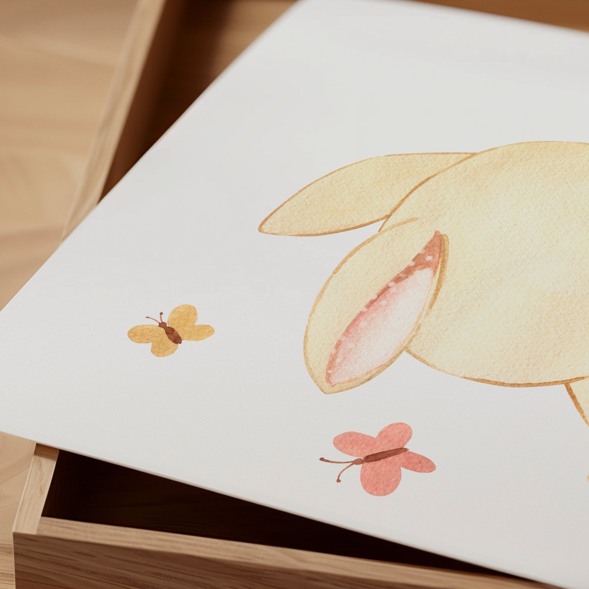 Poster Hase im Garten A4 & A3: Aquarell Hase gießt Blumen. Perfekt als fröhliche Kinderzimmerdeko oder Geschenk, auf hochwertigem Naturpapier gedruckt.