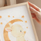 Poster Hase auf dem Mond in Größen A4 und A3, auf hochwertigem 300g Naturpapier gedruckt, für Kinderzimmerdeko oder als Geschenk geeignet.