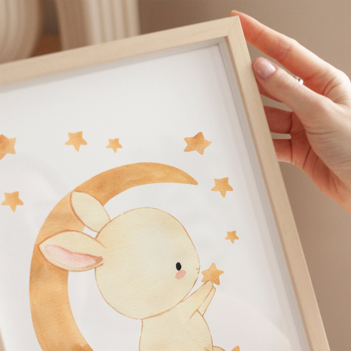 Poster Hase auf dem Mond in Größen A4 und A3, auf hochwertigem 300g Naturpapier gedruckt, für Kinderzimmerdeko oder als Geschenk geeignet.