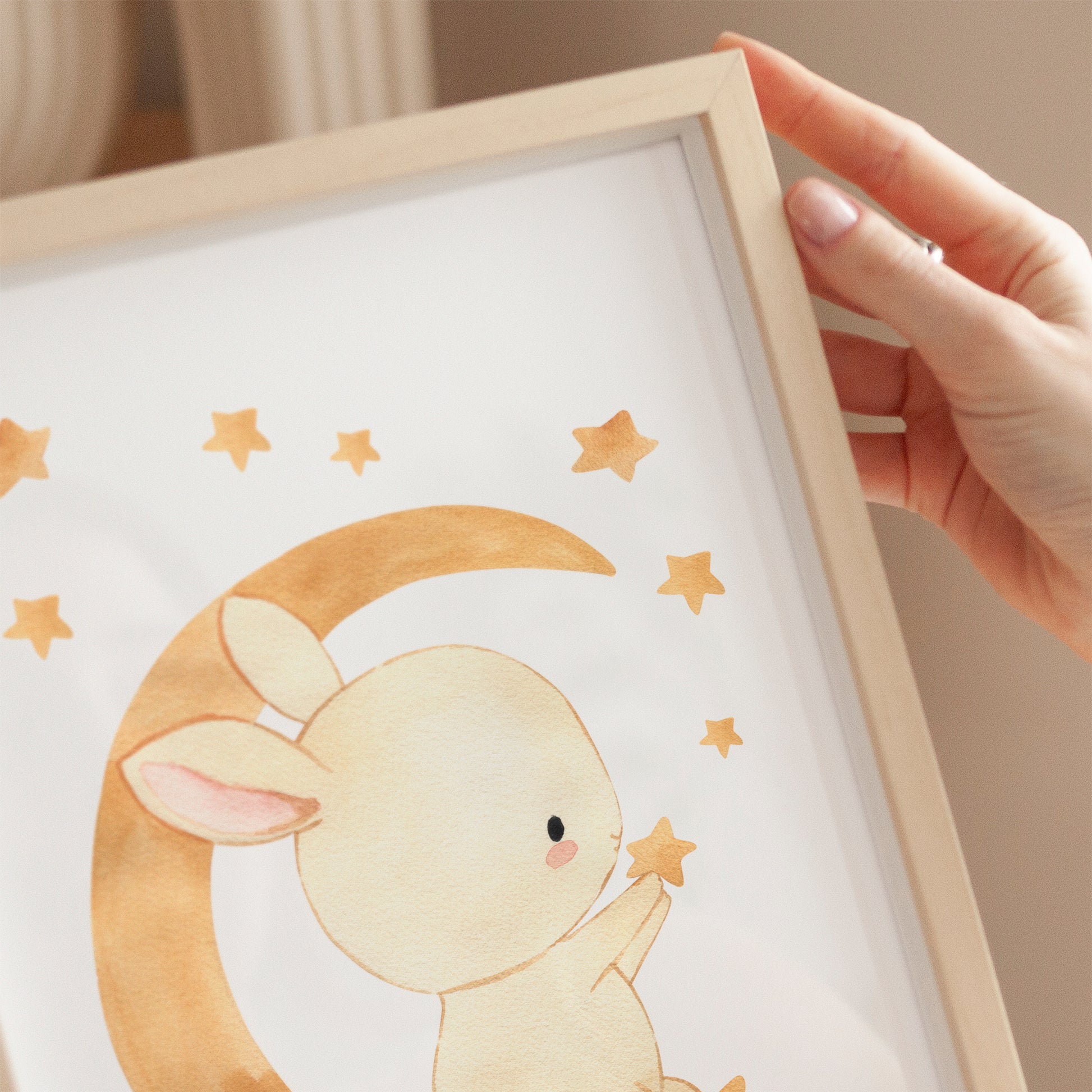 Poster Hase auf dem Mond in Größen A4 und A3, auf hochwertigem 300g Naturpapier gedruckt, für Kinderzimmerdeko oder als Geschenk geeignet.