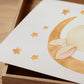 Poster Hase auf dem Mond A4 & A3, niedliches Design für Kinderzimmer, gedruckt auf mattem 300g Naturpapier. Perfekt als Geschenk oder Dekoration ohne Rahmen.