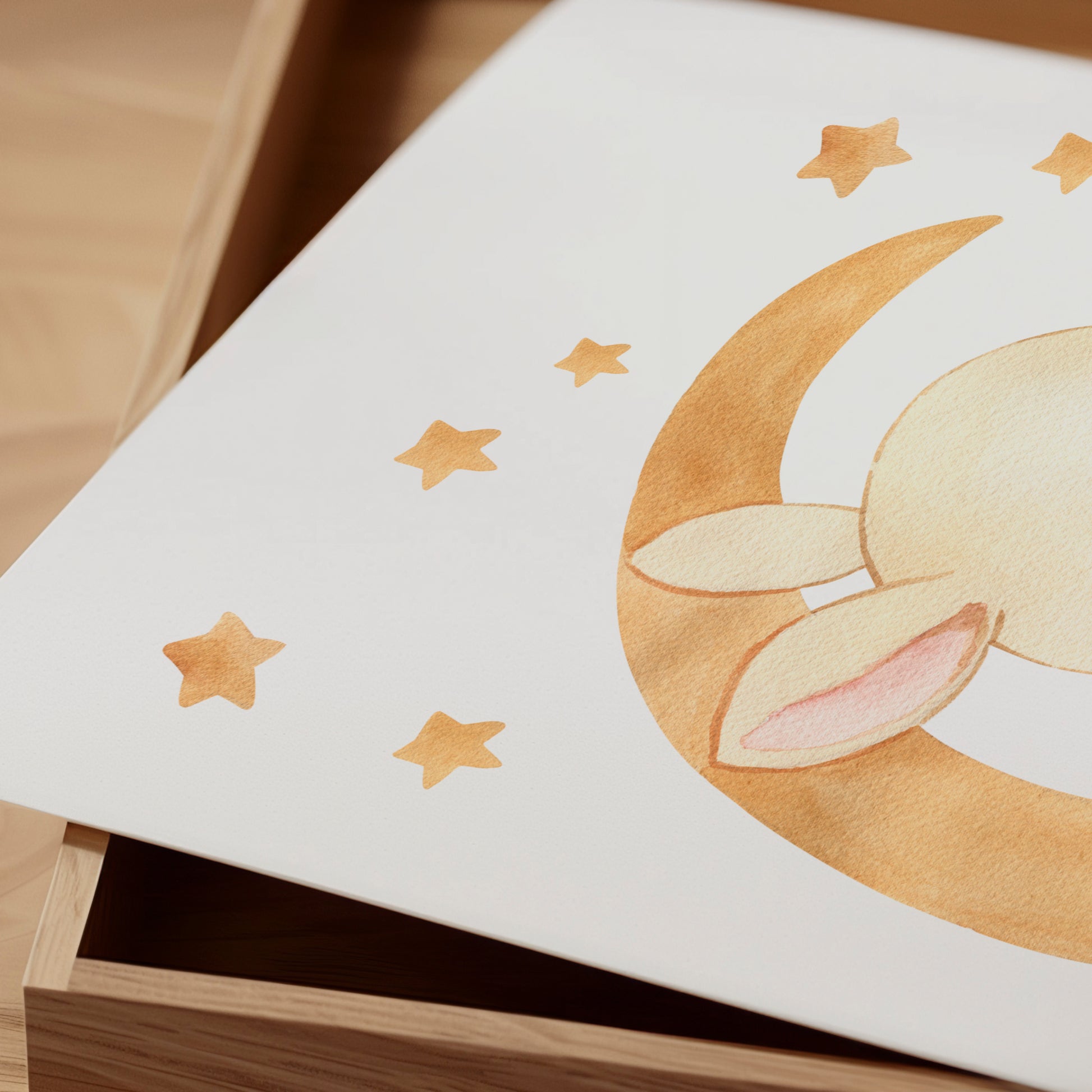 Poster Hase auf dem Mond A4 & A3, niedliches Design für Kinderzimmer, gedruckt auf mattem 300g Naturpapier. Perfekt als Geschenk oder Dekoration ohne Rahmen.
