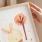 Poster Hase mit Tee & Herbstlaub in A4 und A3, gedruckt auf mattem 300g Naturpapier, ideal als Kinderzimmerdeko oder Geschenk.