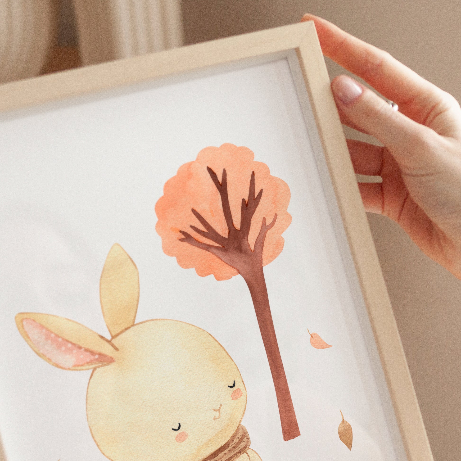 Poster Hase mit Tee & Herbstlaub in A4 und A3, gedruckt auf mattem 300g Naturpapier, ideal als Kinderzimmerdeko oder Geschenk.