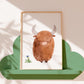 Poster Highland Cow: Highland Cow mit Blume, ideal für das Kinderzimmer. Gedruckt auf hochwertigem Naturpapier, erhältlich in den Größen A4 und A3.