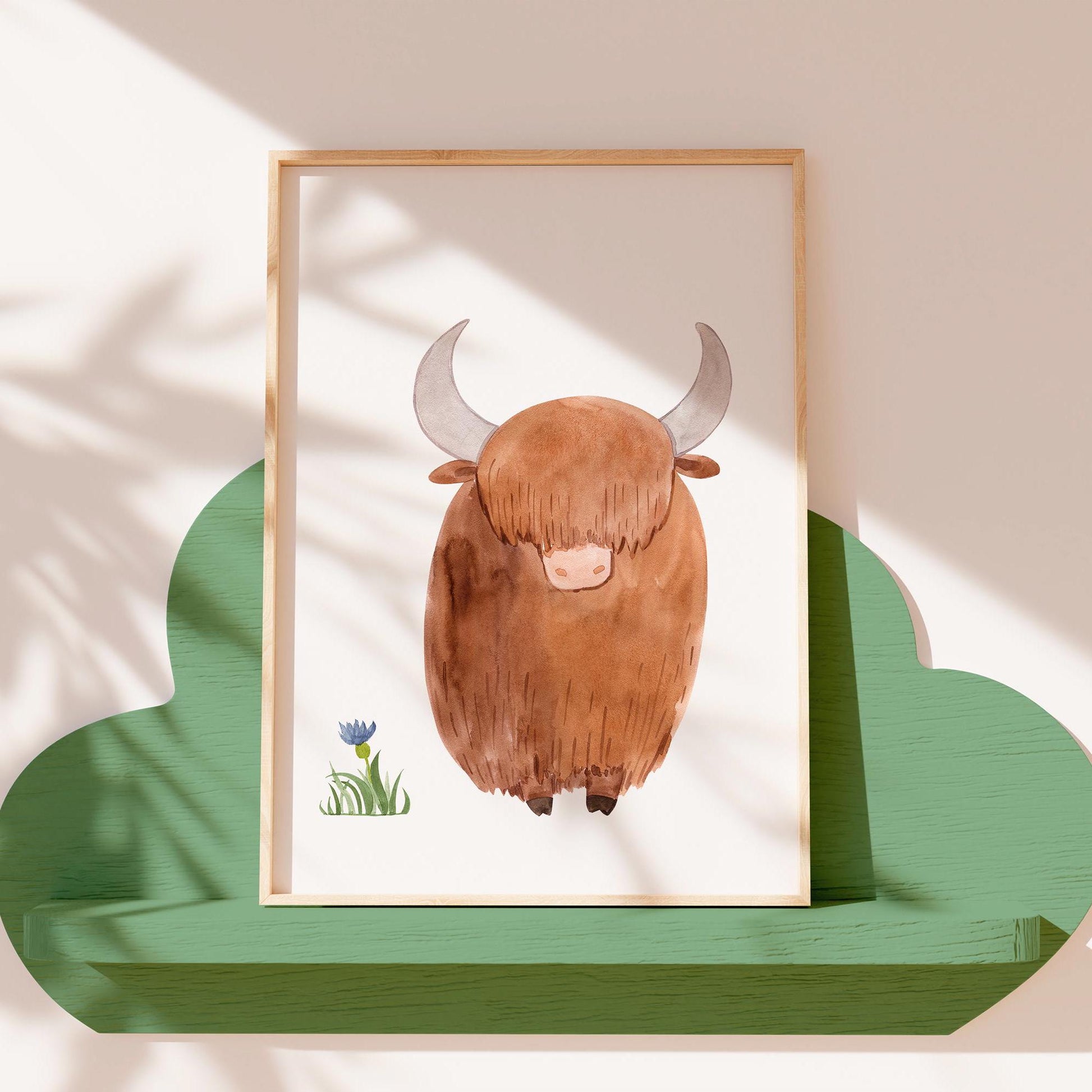 Poster Highland Cow: Highland Cow mit Blume, ideal für das Kinderzimmer. Gedruckt auf hochwertigem Naturpapier, erhältlich in den Größen A4 und A3.
