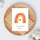 Personalisierte Geburtskarte Regenbogen & Herz A6 auf Holztablett mit Umschlag, handbemalt mit Regenbogen und Herz, „HALLO KLEINES WUNDER Marlena“ in Boho-Stil.