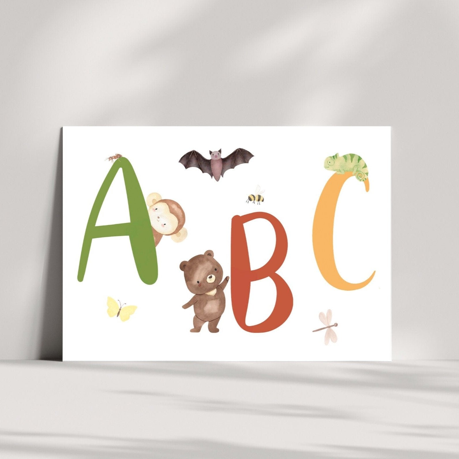 Karte ABC A6 mit farbenfrohen Buchstaben und Tieren, ideal zur Einschulung. Gedruckt auf hochwertigem, mattem Naturpapier. Rückseite beschreibbar.