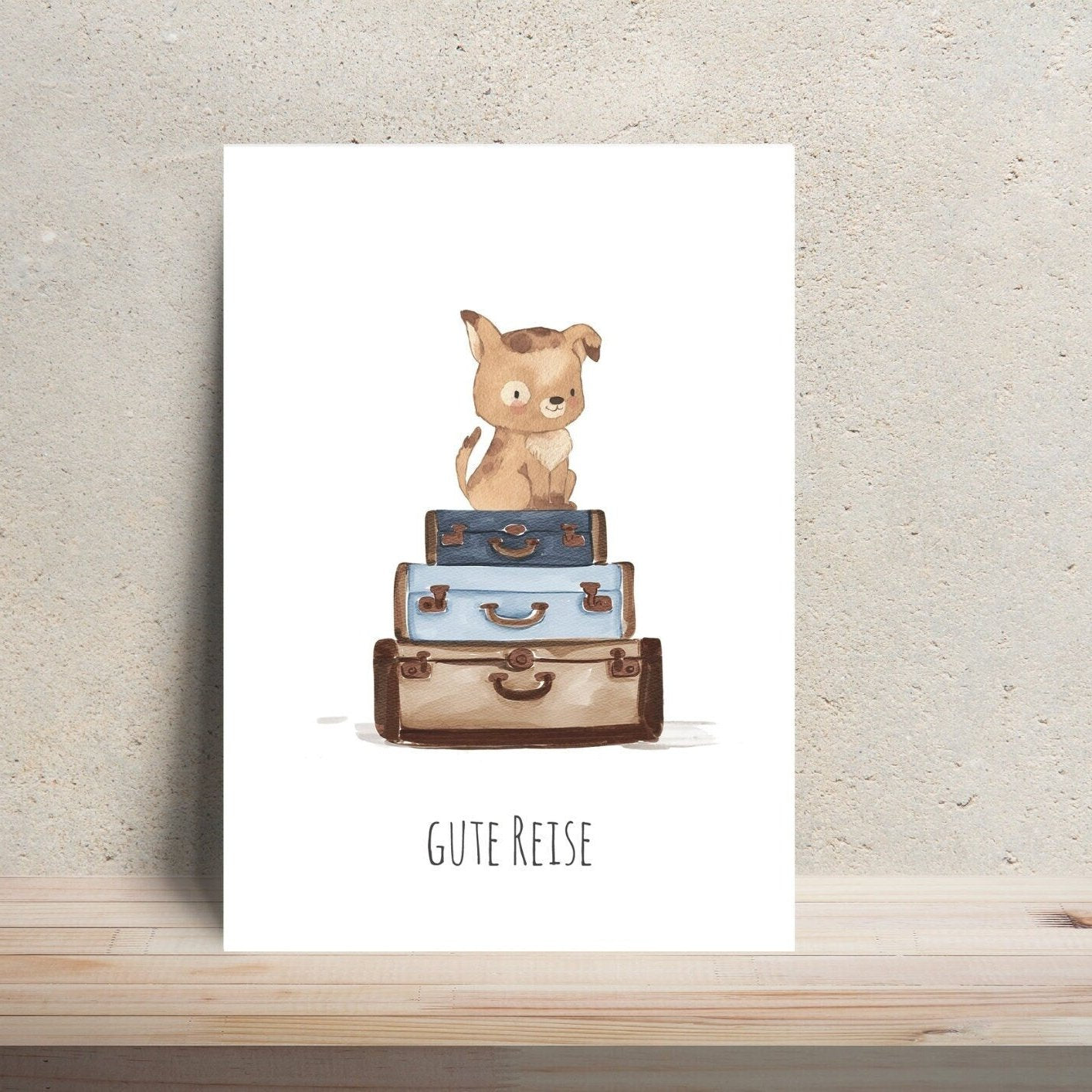 Postkarte Karte Gute Reise Hund A6: süßer, handgemalter Hund auf einem Stapel Koffer, Gute Reise Schriftzug. Gedruckt auf hochwertigem, stabilem 300g Naturpapier.