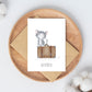 Postkarte Karte Gute Reise Katze A6: Eine Postkarte mit einer Katze auf einem Koffer, platziert auf einem Umschlag, mit Gute reise Schriftzug. Gedruckt auf 300g Naturpapier.