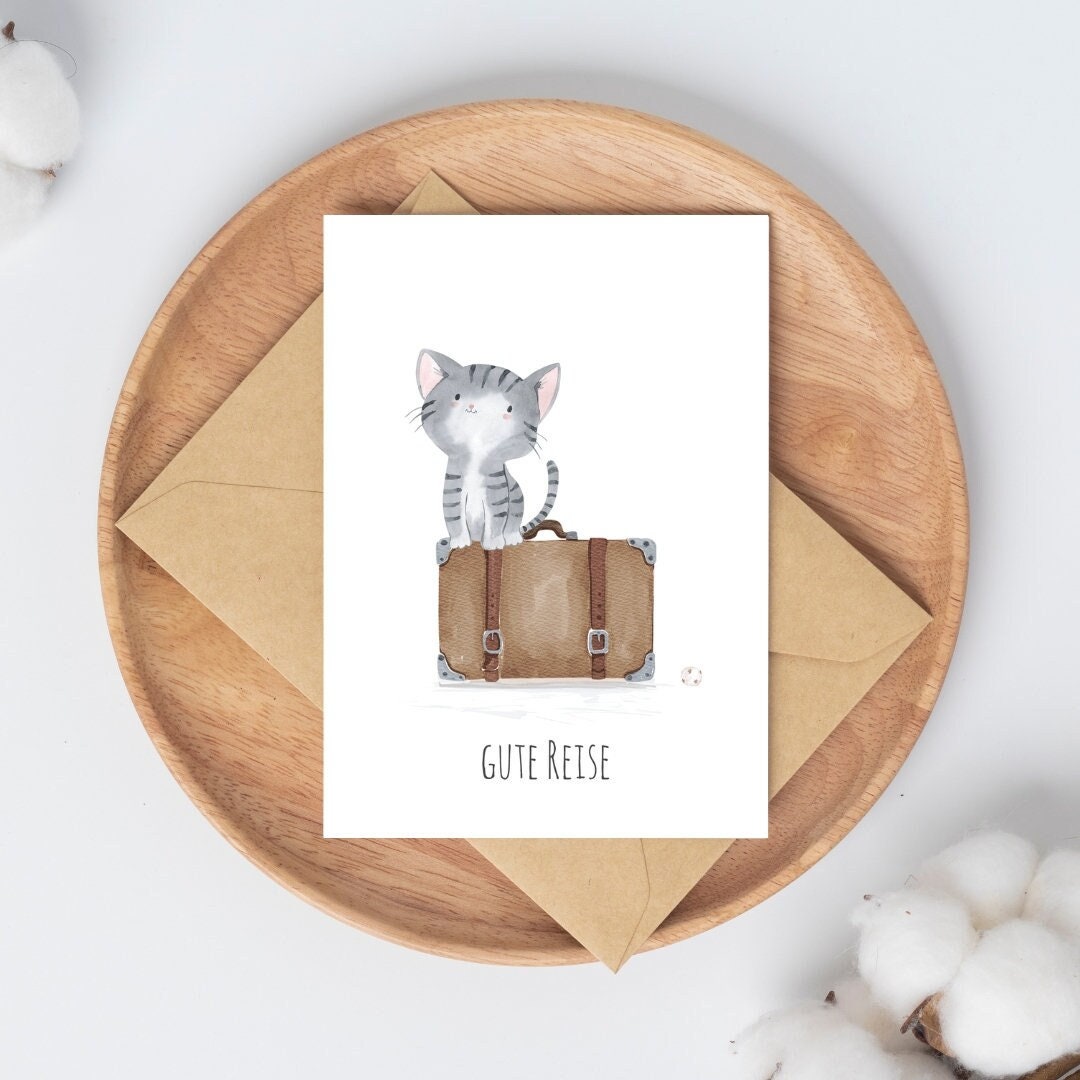 Postkarte Karte Gute Reise Katze A6: Eine Postkarte mit einer Katze auf einem Koffer, platziert auf einem Umschlag, mit Gute reise Schriftzug. Gedruckt auf 300g Naturpapier.