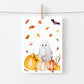 Handgemalte Halloweenkarte mit Aquarell-Gespenst, Kürbissen, Herbstlaub und Fledermaus an Wäscheleine.
