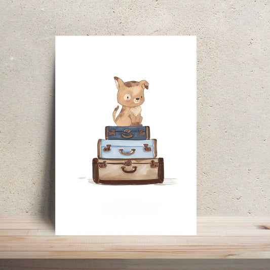 Postkarte Karte Gute Reise Hund A6: süßer, handgemalter Hund auf einem Stapel Koffer. Perfekt für Reisegrüße oder Umzug. Gedruckt auf hochwertigem, stabilem 300g Naturpapier.