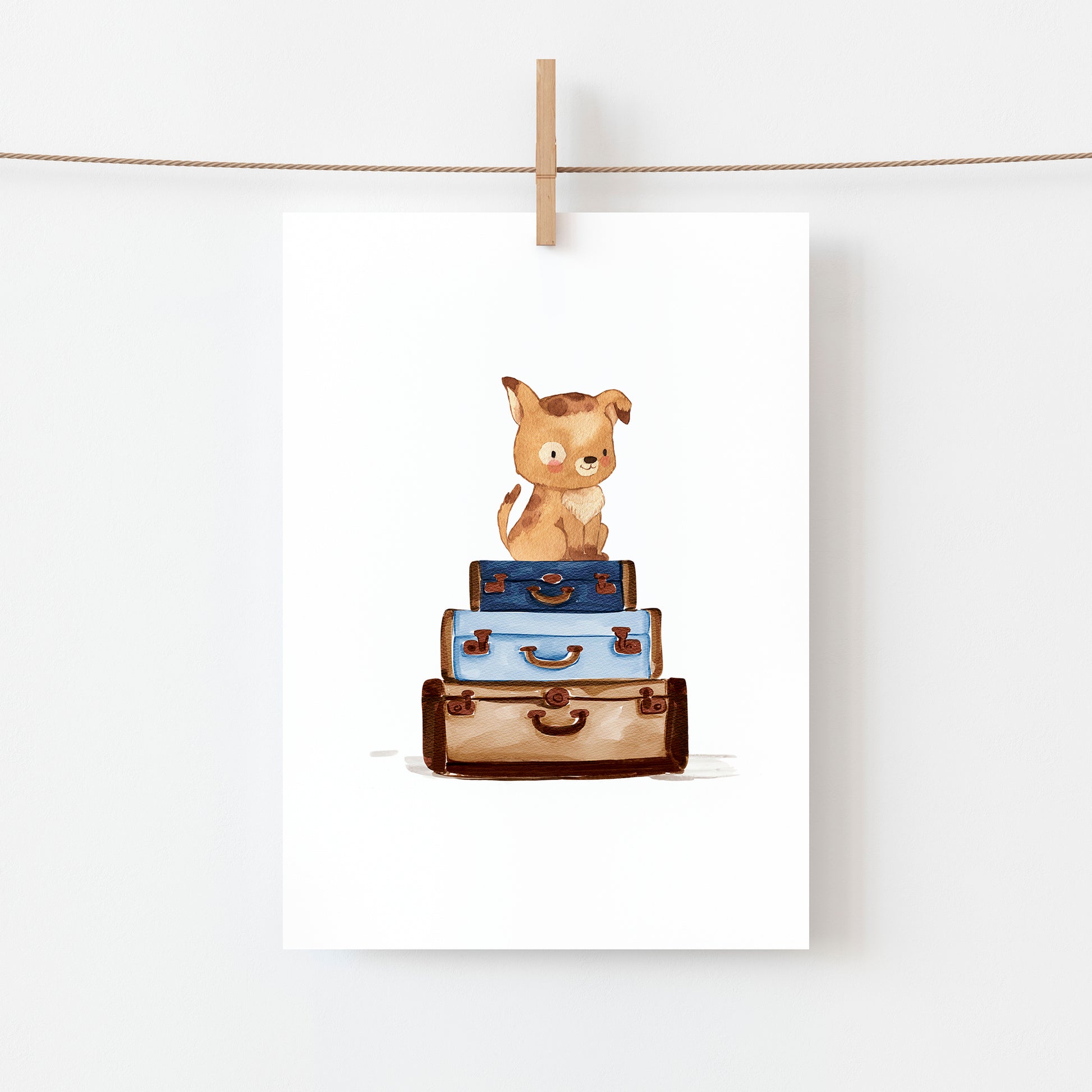 Postkarte Karte Gute Reise Hund A6: süßer, handgemalter Hund auf einem Stapel Koffer. Perfekt für Reisegrüße oder Umzug. Gedruckt auf hochwertigem, stabilem 300g Naturpapier.