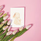 Karte Mama Hase & Baby A6, zeigt Aquarellzeichnung von zwei umarmenden Hasen, umgeben von rosa Tulpen. Ideal für Geburtstags- oder Muttertagsgrüße.