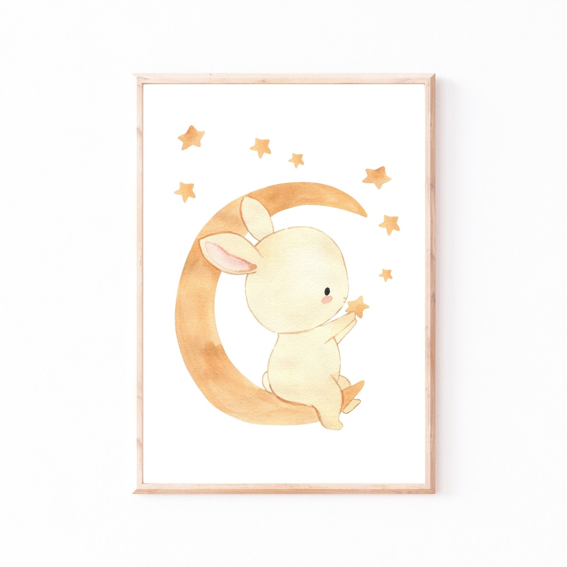 Poster Hase auf dem Mond A4 & A3: Aquarell Hase, der auf dem Mond sitzt, umgeben von Sternen. Ideal als Kinderzimmerdeko oder Geschenk.