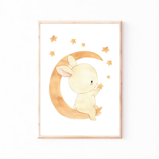 Poster Hase auf dem Mond A4 & A3: Aquarell Hase, der auf dem Mond sitzt, umgeben von Sternen. Ideal als Kinderzimmerdeko oder Geschenk.