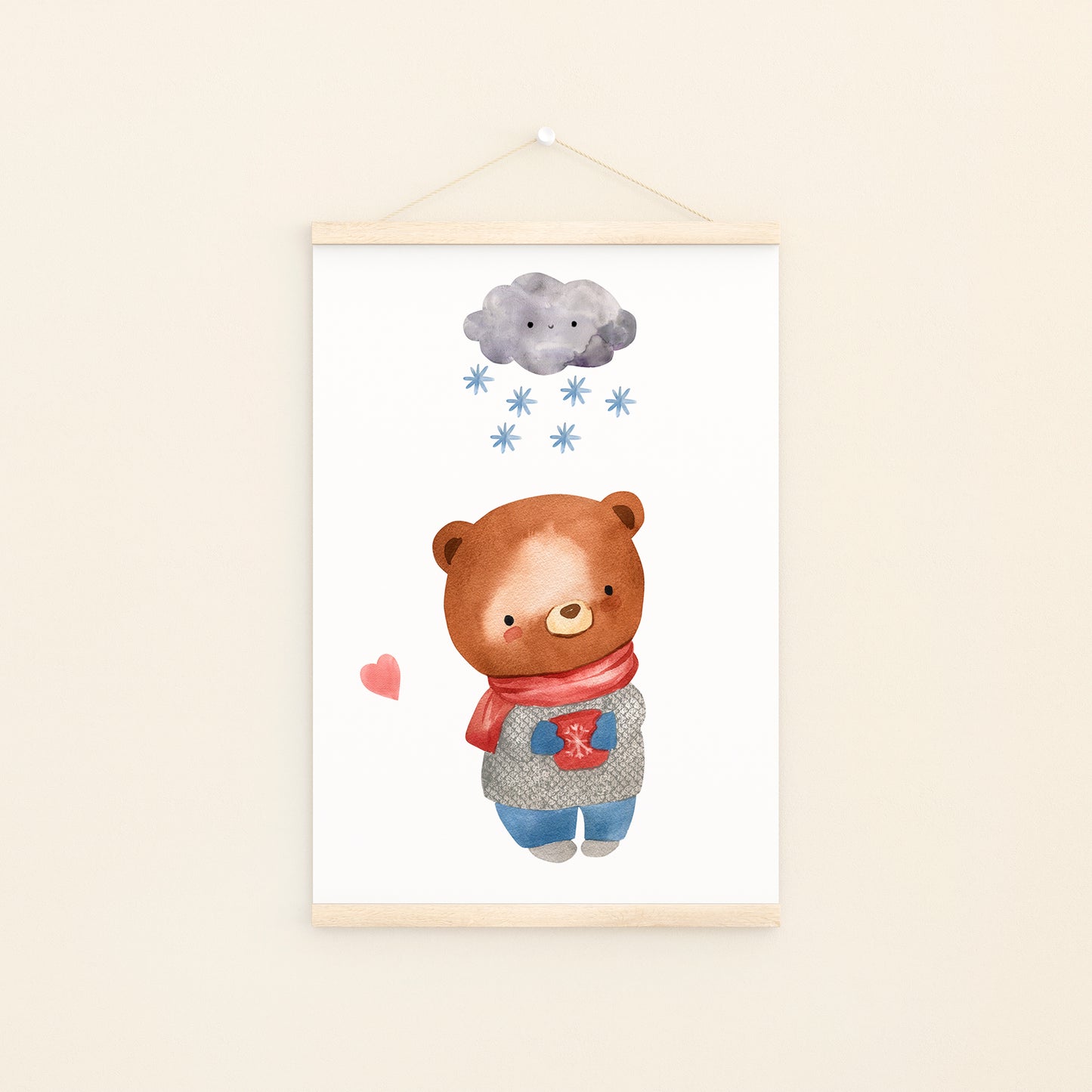 Poster Bär im Schnee: Teddybär Aquarell eines mit rotem Schal und Pullover, ideal für Kinderzimmerdekoration. Erhältlich in A4 und A3 auf 300g Naturpapier.