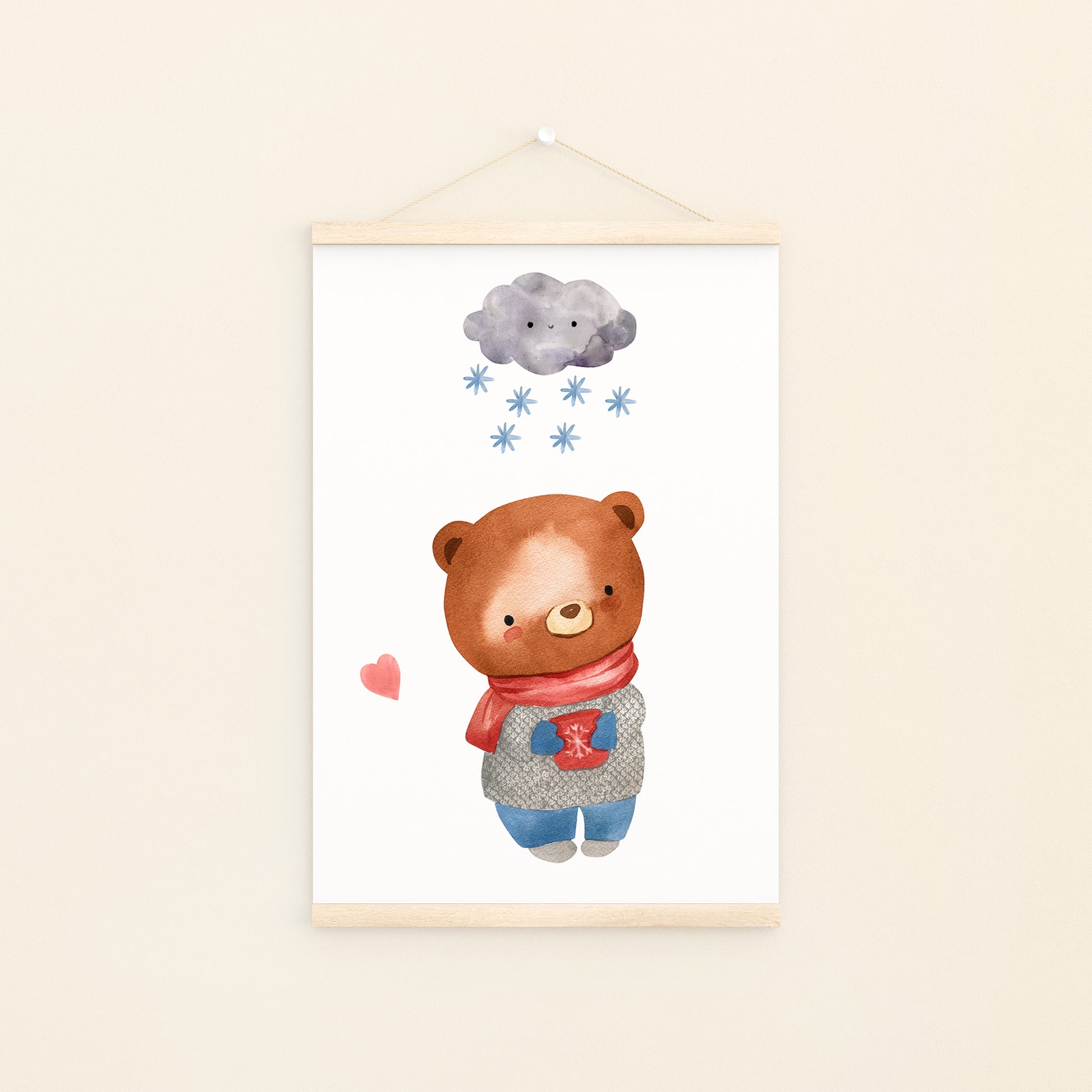 Poster Bär im Schnee: Teddybär Aquarell eines mit rotem Schal und Pullover, ideal für Kinderzimmerdekoration. Erhältlich in A4 und A3 auf 300g Naturpapier.