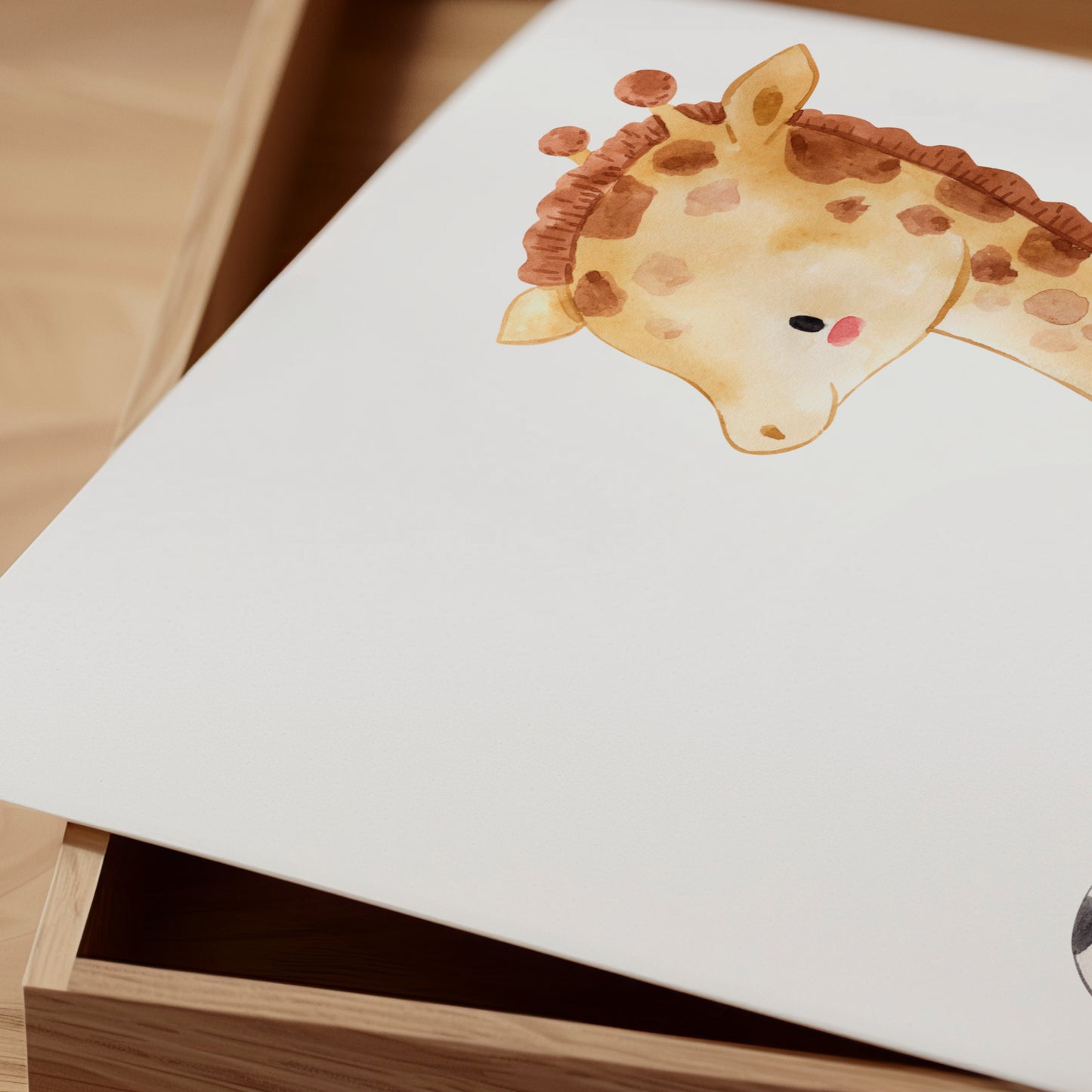 Poster Fußball Giraffe A4 & A3: Illustration einer Giraffe im blauen Shirt beim Fußballspielen. Gedruckt auf hochwertigem, mattem Naturpapier. Perfekt für Kinderzimmer.