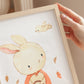 Poster Hase Rotkäppchen A4 & A3: Ein fröhliches Poster für Kinderzimmer, gedruckt auf hochwertigem, mattem Naturpapier, ideal als Geschenk oder Dekoration.